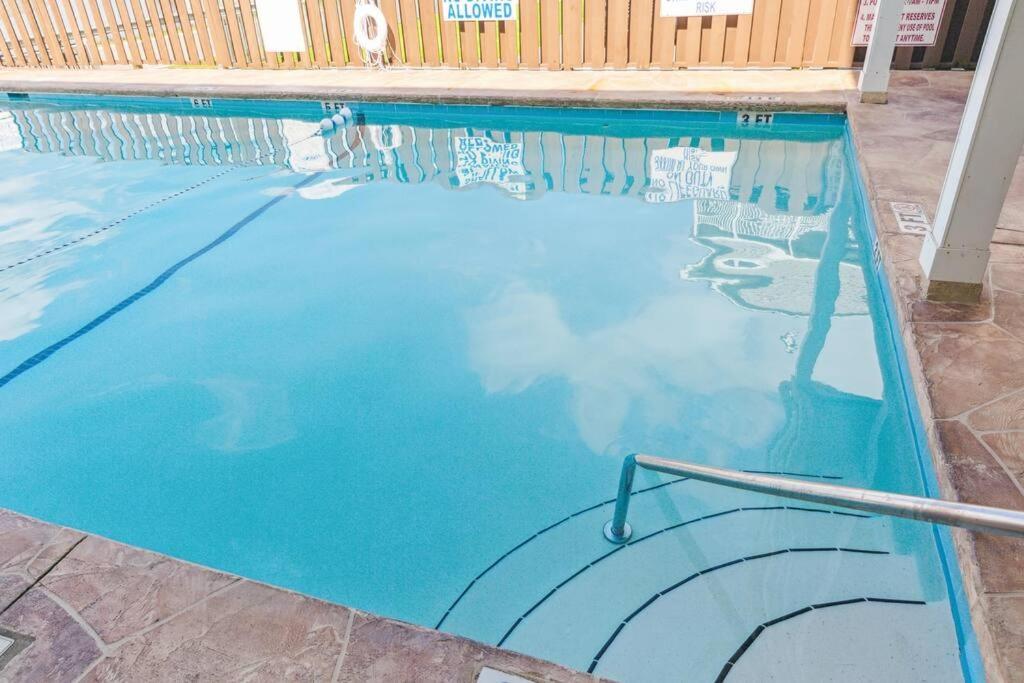 Right Across Beach Pool View Private Balcony By Zen Living Short Term Rental Мертл-Біч Екстер'єр фото